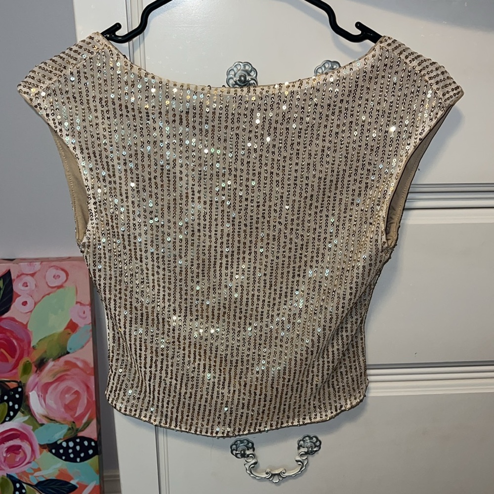 Gold sequin top! - Picture 5 of 8